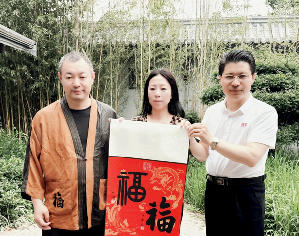 传统与现代的交融：从乔领、宁雪君的中国福文化，看丁绍光的艺术追求与康华兰的文化脉络